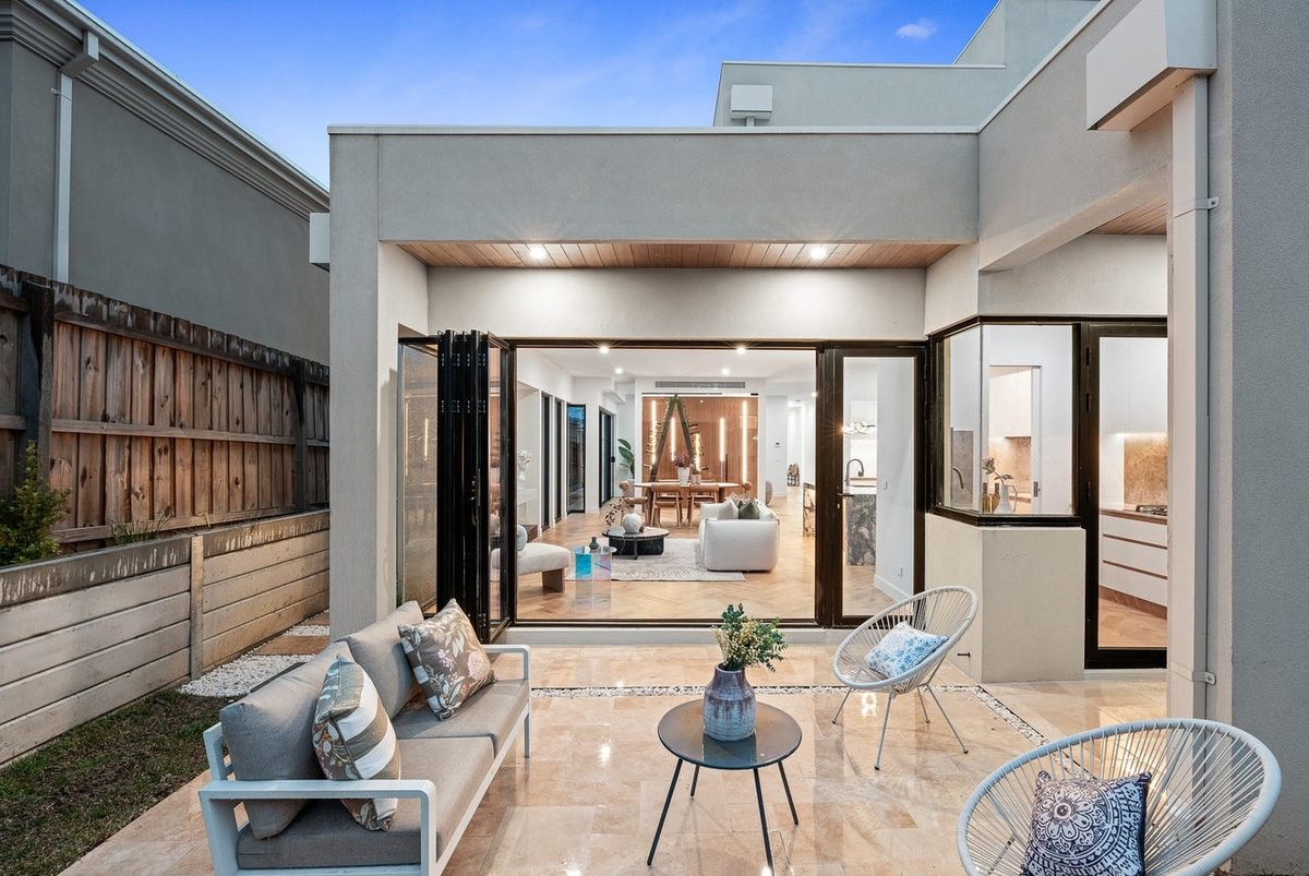Outdoor alfresco area with feature lighting